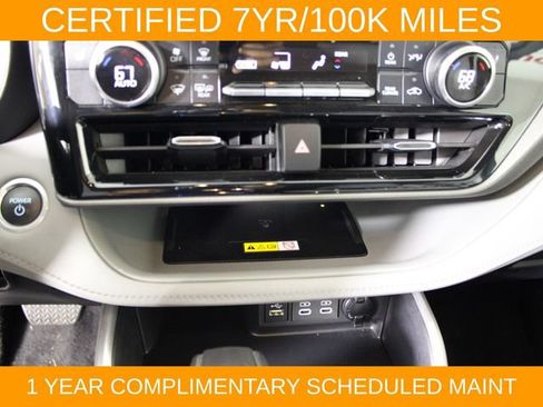 Used 2024 Toyota Highlander XLE AWD/4WD image 26