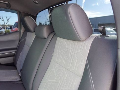 Certified 2022 Toyota Tacoma TRD Off-Road image 11