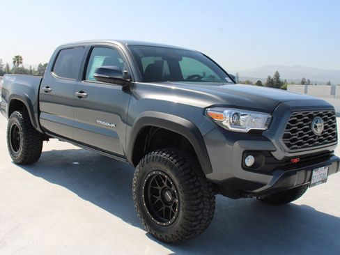 Used 2023 Toyota Tacoma TRD Off-Road w/ Advanced Technology Package AWD/4WD image 2