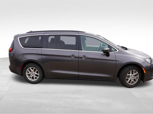 Used 2021 Chrysler Voyager Lxi FWD image 2