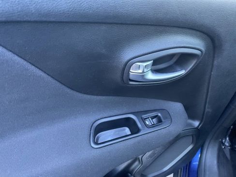 Used 2021 Jeep Renegade Latitude image 12