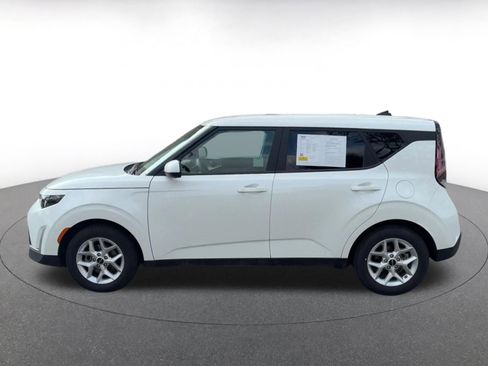 Used 2025 Kia Soul LX w/ LX Technology Package FWD image 9