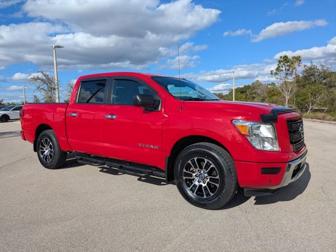 Used 2021 Nissan Titan SV w/ SV Convenience Package image 2