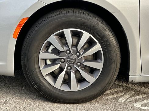 Used 2024 Chrysler Pacifica Select image 31