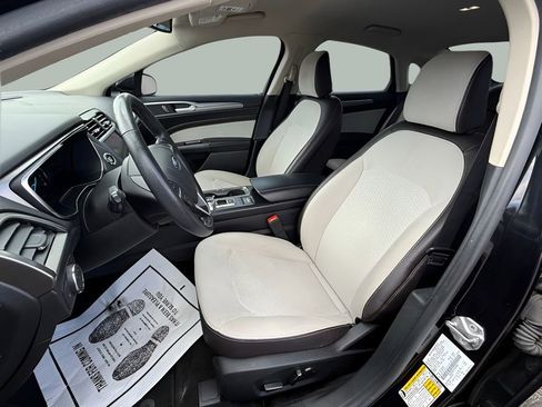 Used 2020 Ford Fusion SE w/ Equipment Group 151A FWD image 16