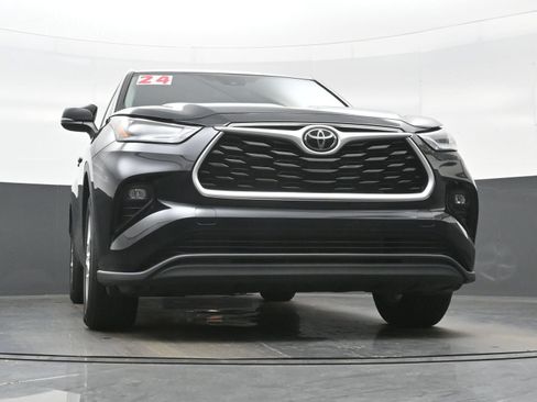 Used 2024 Toyota Highlander LE FWD image 26
