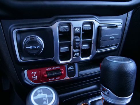 Used 2023 Jeep Gladiator Mojave w/ Cold Weather Group AWD/4WD image 27