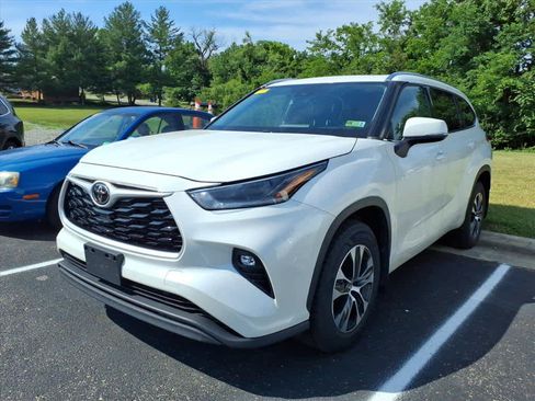 Used 2021 Toyota Highlander XLE AWD/4WD image 2