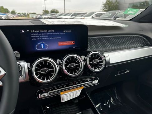 Used 2024 Mercedes-Benz EQB 300 4MATIC image 19