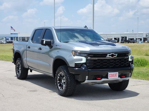 Used 2023 Chevrolet Silverado 1500 ZR2 w/ Technology Package AWD/4WD image 3