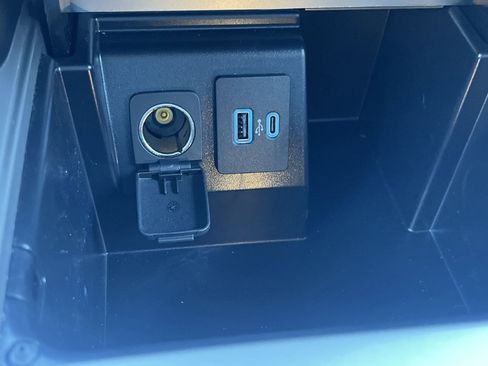 Certified 2022 Ford Explorer XLT w/ Equipment Group 202A image 10