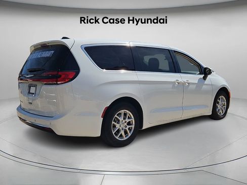 Used 2023 Chrysler Pacifica Touring-L image 7