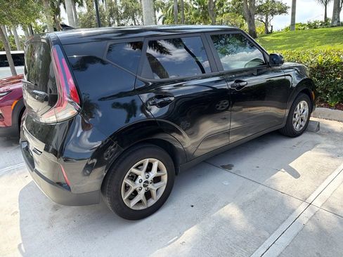 Used 2024 Kia Soul LX w/ Option Group 015 FWD image 2