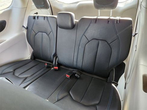 Used 2021 Chrysler Pacifica Touring-L image 21