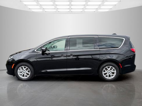 Used 2024 Chrysler Pacifica Touring-L image 3