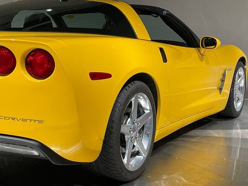 Used 2005 Chevrolet Corvette Coupe w/ Preferred Equipment Group RWD image 49