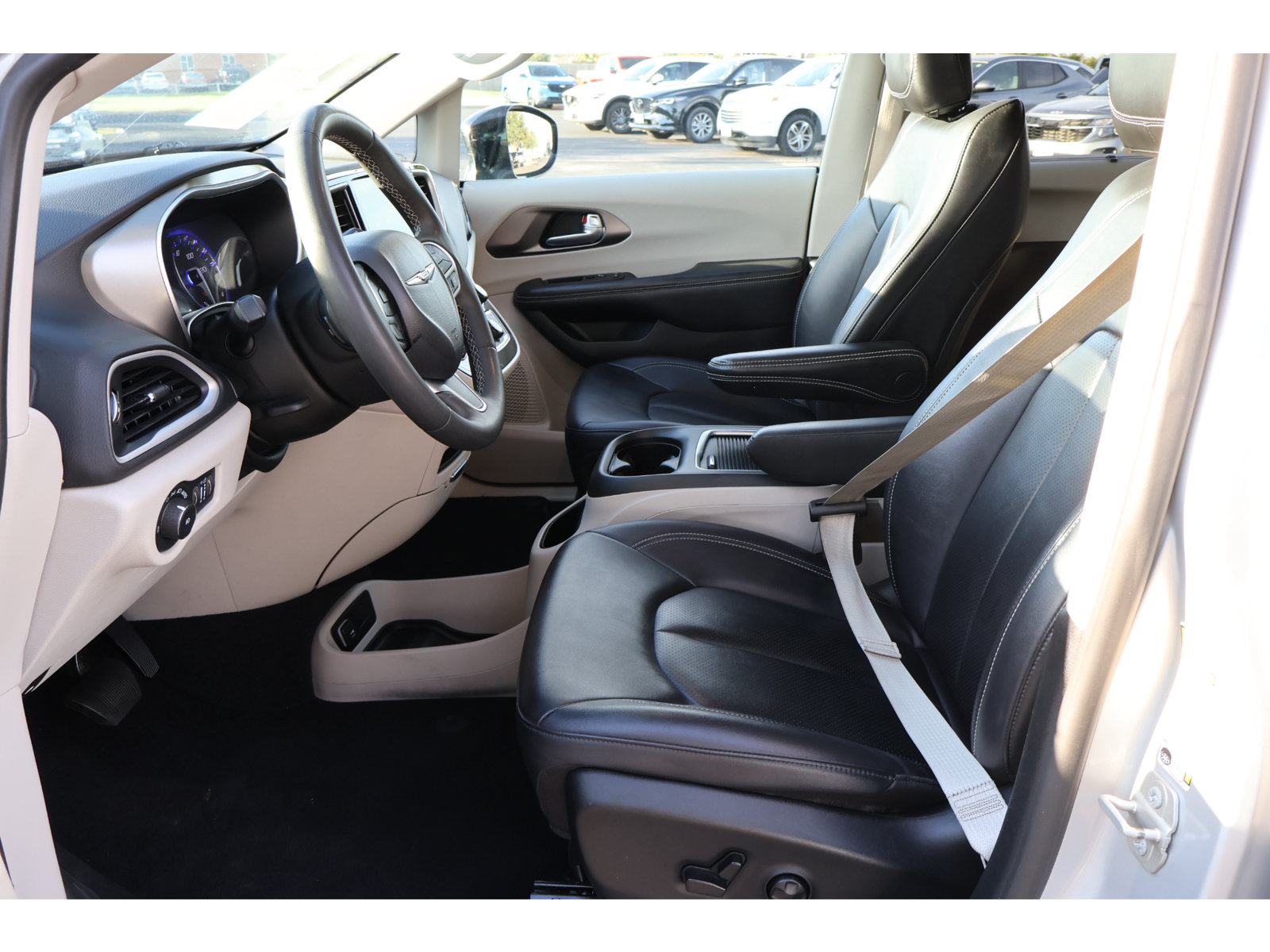 Used 2024 Chrysler Pacifica Touring-L FWD image 25