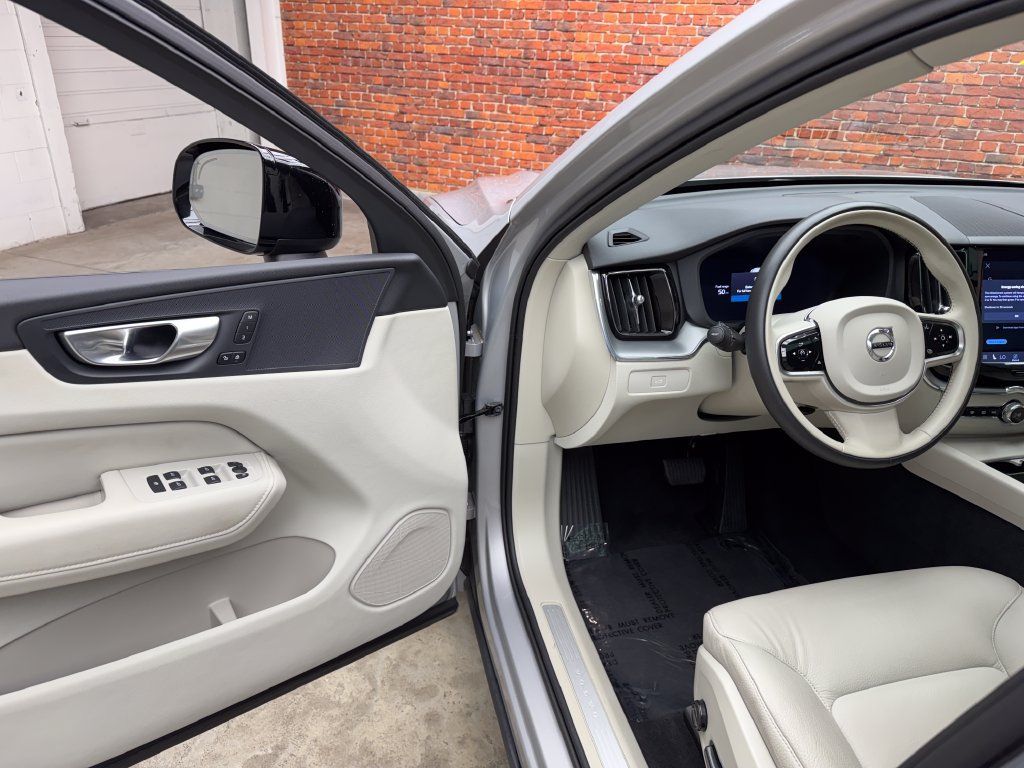Used 2024 Volvo XC60 B5 Core w/ Protection Package Premier AWD/4WD image 8