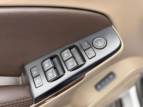 Used 2018 Chevrolet Suburban LT RWD image 19