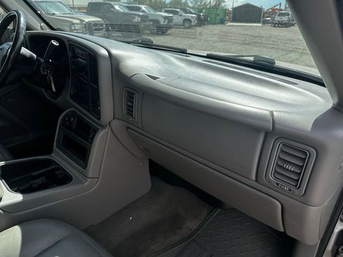 Used 2005 GMC Sierra 2500 SLT w/ Skid Plate Package image 15