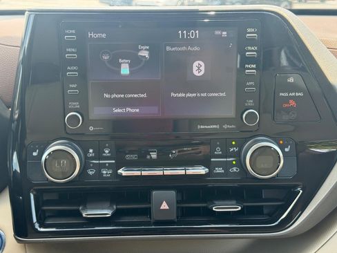 Used 2022 Toyota Highlander XLE FWD image 15