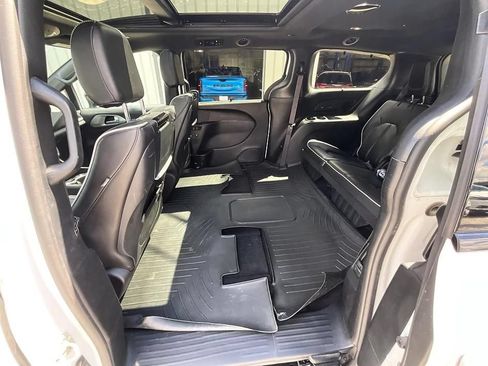 Used 2024 Chrysler Pacifica Limited w/ Uconnect Theater Family Group FWD image 28