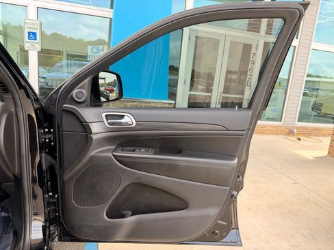 Used 2019 Jeep Grand Cherokee Altitude AWD/4WD image 24