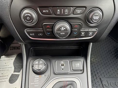 Used 2022 Jeep Cherokee Trailhawk w/ Trailer Tow Group image 15