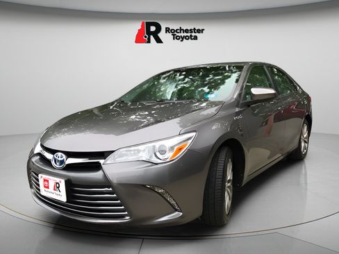 Certified 2017 Toyota Camry XLE FWD image 3
