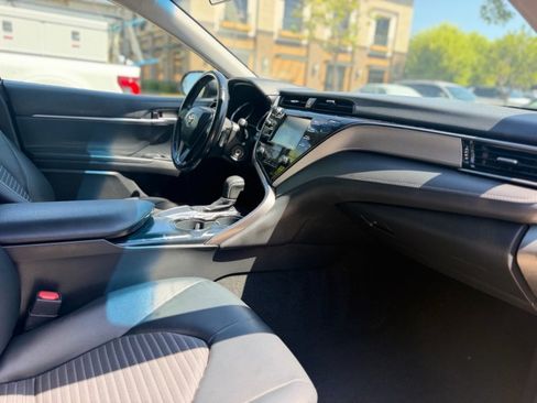 Used 2019 Toyota Camry SE FWD image 12