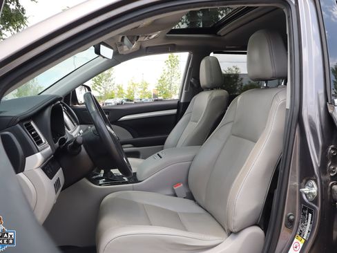 Used 2019 Toyota Highlander XLE FWD image 11