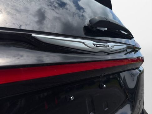 Certified 2023 Chrysler Pacifica Touring-L image 16