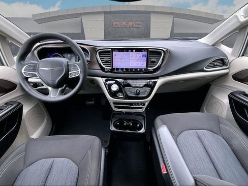 Used 2022 Chrysler Voyager LX FWD image 13