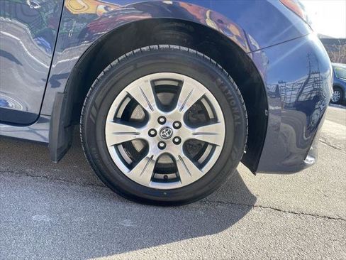 Certified 2020 Toyota Sienna SE w/ SE Preferred Package image 11