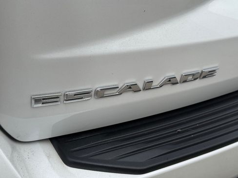 Used 2022 Cadillac Escalade Luxury AWD/4WD image 12