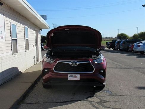 Used 2020 Toyota Highlander XLE image 6