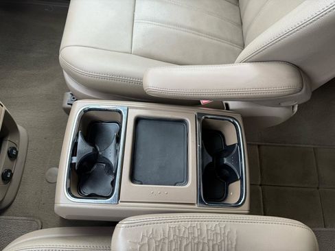 Used 2016 Chrysler Town & Country Touring image 16