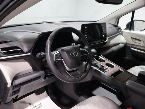 Used 2021 Toyota Sienna LE image 14