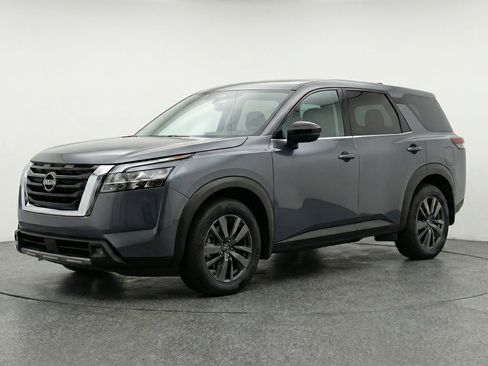 Used 2025 Nissan Pathfinder SV image 3