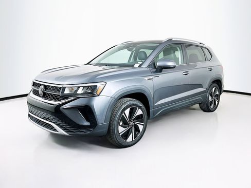 Used 2024 Volkswagen Taos SE image 3