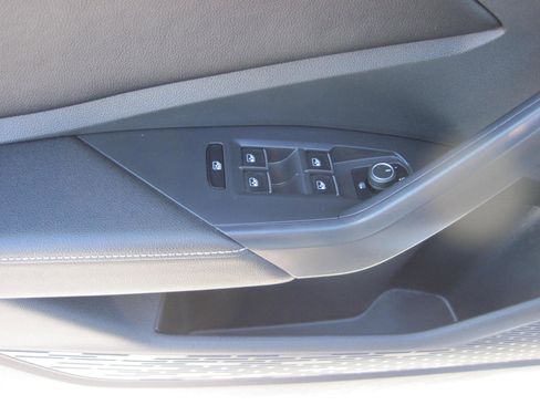 Used 2024 Volkswagen Jetta SE image 9