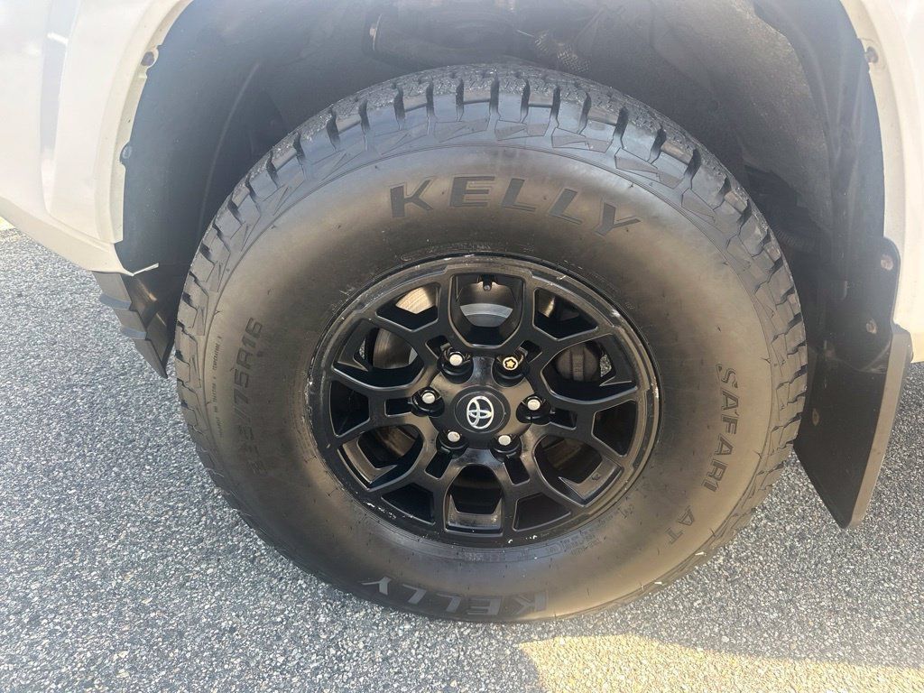 Used 2019 Toyota Tacoma SR5 AWD/4WD image 28