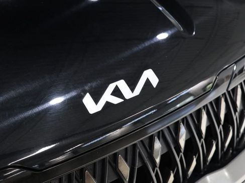 Used 2025 Kia Carnival FWD image 12