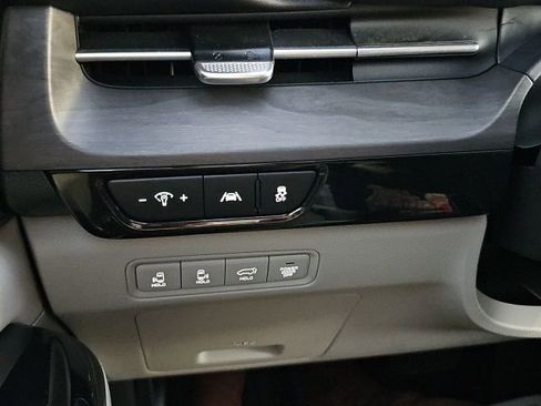 Used 2023 Kia Carnival EX image 28