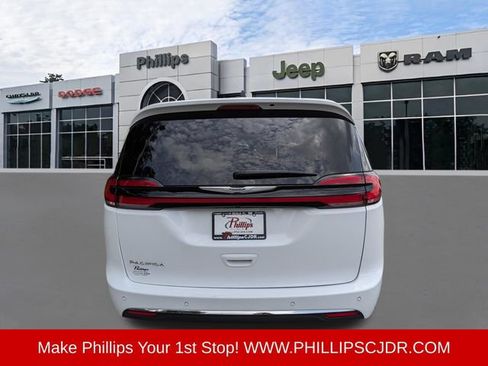 Certified 2025 Chrysler Pacifica Select FWD image 4