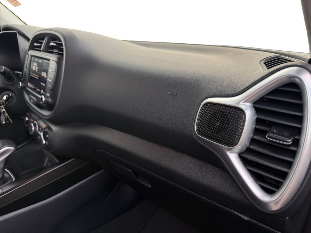 Used 2025 Kia Soul LX w/ LX Technology Package FWD image 29