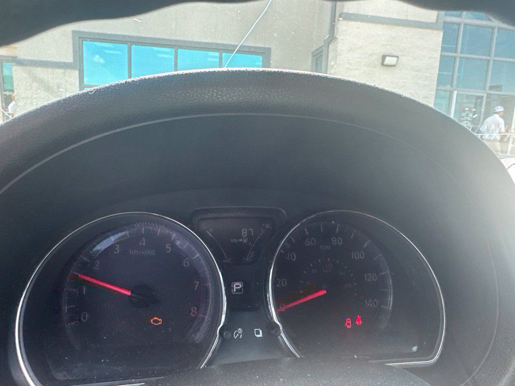 Used 2015 Nissan Versa SV FWD image 7