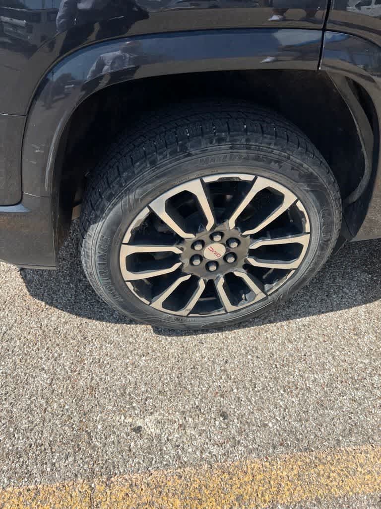 Used 2020 GMC Acadia Denali w/ Technology Package FWD image 9