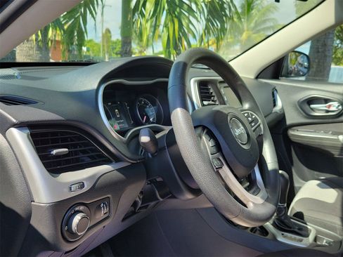 Used 2014 Jeep Cherokee Sport image 9