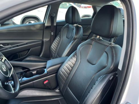 Used 2025 Hyundai Elantra Limited image 27